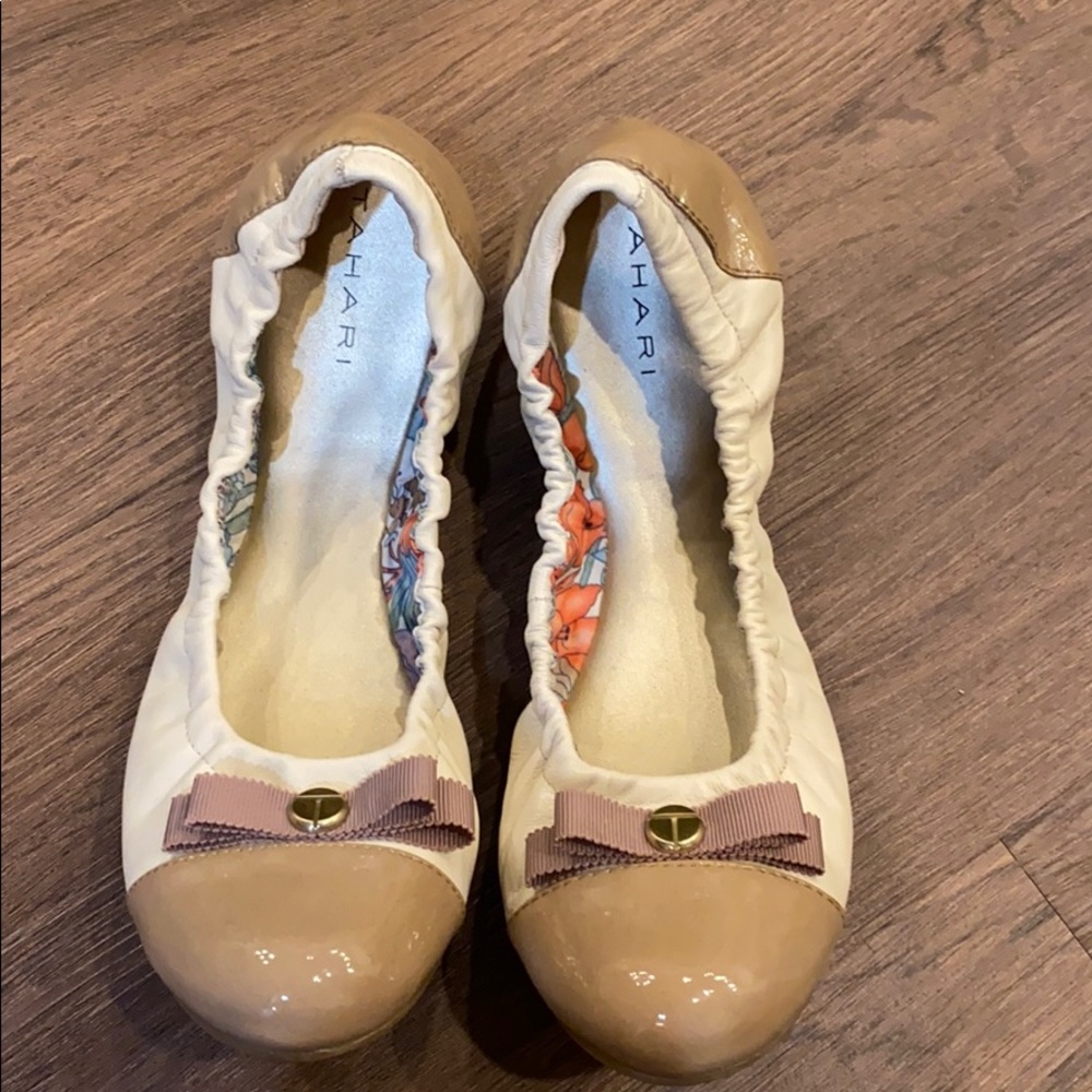 Cream/ Tan/ Nude leather Tahari flats size 8.5